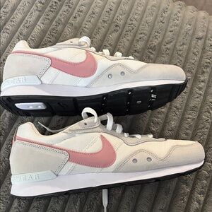 Nike Women's Sneakers in Pink and White